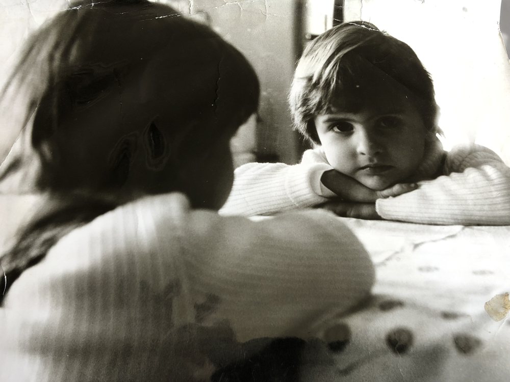 Dieťa a jeho odraz v zrkadle, fotografia z rodinného archívu